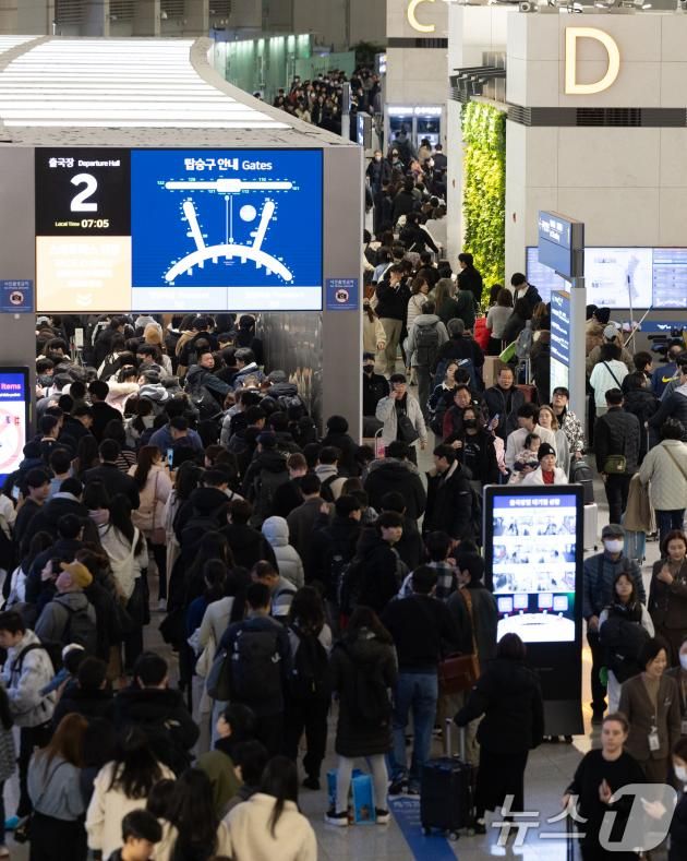 설 명절 연휴를 앞둔 23일 오전 인천국제공항 1터미널 출국장이 이용객들로 붐비고 있다. 2025.1.23/뉴스1 ⓒ News1 이승배 기자