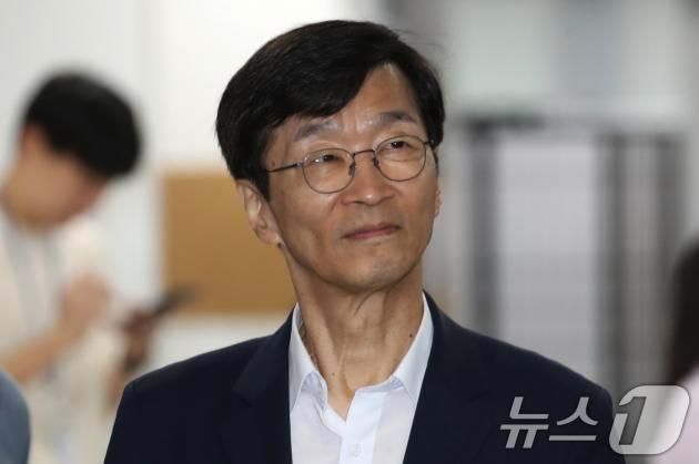 서울시교육감 보궐선거에 출마하는 곽노현 전 서울시교육감이 13일 오전 보궐선거와 관련해 입장을 밝히는 기자회견을 하기 위해 서울 여의도 국회 소통관으로 들어서고 있다. 2024.9.13/뉴스1 ⓒ News1 이광호 기자