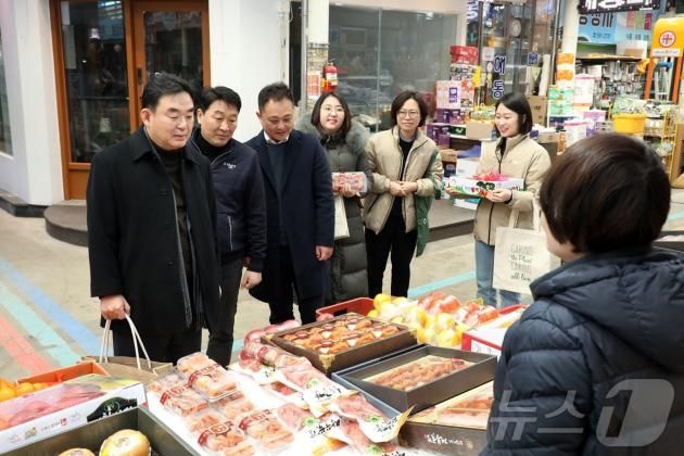 최철규 강원랜드 대표이사 직무대행을 비롯한 500명의 강원랜드 임직원들이 지난 24일 정선 사북‧고한 전통시장을 찾아 온누리상품권 소비에 나섰다. (강원랜드 제공) 2025.1.25/뉴스1