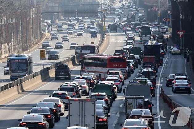 설 명절 연휴를 앞둔 24일 오후 서울 서초구 경부고속도로 잠원 IC 인근 하행선에 차량행렬이 꼬리를 물고 있다. 최장 9일에 달하는 설 연휴를 앞두고 본격적인 귀성전쟁이 시작됐다. 귀성길 정체는 이날 오후 5시쯤 절정에 달할 것으로 예상된다. 2025.1.24/뉴스1 ⓒ News1 이동해 기자
