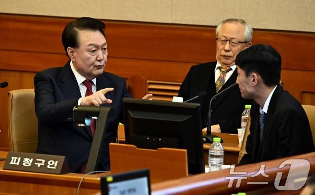 윤석열 대통령이 23일 오후 서울 종로구 헌법재판소에서 열린 탄핵심판 4차 변론기일에 출석해 변호인단과 대화하고 있다. 2025.1.23/뉴스1 ⓒ News1 사진공동취재단