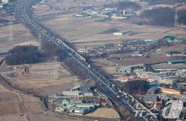 설 연휴를 하루 앞둔 24일 오후 경찰청 헬기에서 바라본 경기 평택시 인근 서해안고속도로 양방향으로 귀성·귀경 차량들이 이동을 하고 있다. (항공촬영협조 : 경기 북부 경찰청 박형식 경감, 김용옥 경위) 2025.1.24/뉴스1 ⓒ News1 김진환 기자