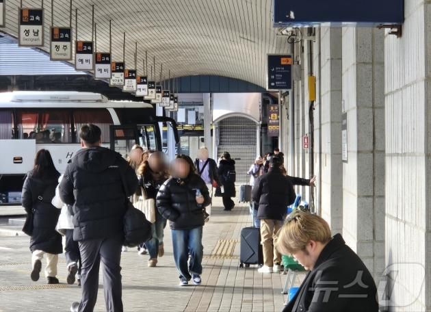 설 연휴 첫날인 25일 오전 부산종합버스터미널에 귀성객들이 바쁜 발걸음을 재촉하고 있다.2025.1.25/ 뉴스1 ⓒ News1 조아서 기자