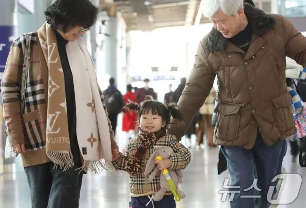 설 연휴를 하루 앞둔 24일 오후 부산 동구 부산역에서 귀성한 가족을 마중 나온 할아버지와 할머니를 만난 손녀가 환하게 웃고 있다. 2025.1.24/뉴스1 ⓒ News1 윤일지 기자