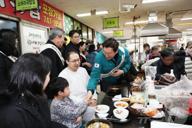 원강수 원주시장을 비롯한 공직자들이 25일 강원 원주 도래미시장과 자유시장, 중앙시장을 비롯한 전통시장을 찾아 설 대목 소비 활성화 캠페인을 하며 시민들과 인사하고 있다. (원주시 제공) 2025.1.25/뉴스1 ⓒ News1 신관호 기자