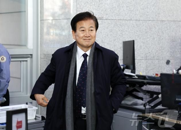 공직선거법 위반 혐의로 기소된 더불어민주당 정동영(전북 전주시병) 의원이 15일 전북자치도 전주시 전주지법에서 재판을 받기 위해 법정으로 향하고 있다. (전북사진기자단 공동취재) 2025.1.15/뉴스1 ⓒ News1 유경석 기자