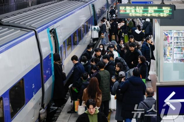 설 명절을 앞둔 24일 오전 서울 용산역에서 귀성객들이 목포행 KTX 열차를 타고 있다. 2025.1.24/뉴스1 ⓒ News1 안은나 기자