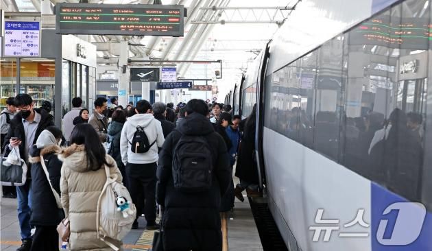 설 연휴를 하루 앞둔 지난 24일 오전 서울 용산구 서울역이 귀성객 등 승객들로 붐비고 있다. 2025.1.24/뉴스1 ⓒ News1 장수영 기자