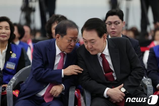 윤석열 대통령이 7일 대구 엑스코에서 열린 2023년 바르게살기운동 전국회원대회에서 홍준표 대구시장과 대화하고 있다. (대통령실 제공) (사진은 기사 내용과 무관함) 2023.11.7/뉴스1 ⓒ News1 오대일 기자