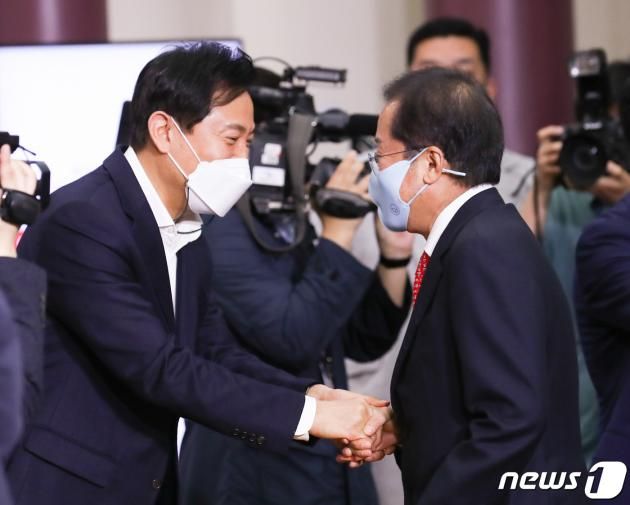 오세훈 서울시장과 홍준표대구시장 후보가 6일 국회의원회관에서 열린 '제8회 동시지방선거 국민의힘 광역단체장 후보 공천장 수여식'에서 인사를 나누고 있다. (공동취재)2022.5.6/뉴스1 ⓒ News1 허경 기자