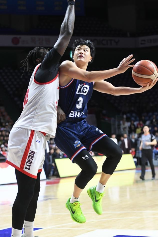 부산 KCC 허웅(오른쪽)이 25일 서울 SK와 경기에서 슛을 쏘고 있다.(KBL 제공)