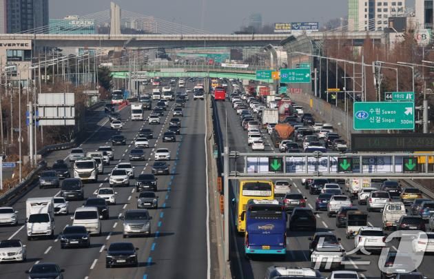 설 연휴를 하루 앞둔 24일 경기 용인시 기흥구 경부고속도로 수원신갈IC 인근 고속도로에서 귀성 차량이 이동하고 있다. 2025.1.24/뉴스1 ⓒ News1 김영운 기자