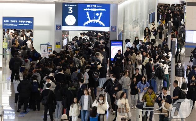 설 명절 연휴를 앞둔 23일 오전 인천국제공항 1터미널 출국장이 이용객들로 붐비고 있다.2025.1.23/뉴스1 ⓒ News1 이승배 기자