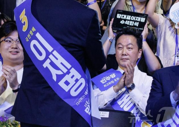 정봉주 더불어민주당 최고위원 후보가 지난해 8월 18일 서울 송파구 KSPO DOME(올림픽체조경기장)에서 열린 더불어민주당 제1차 정기전국당원대회에서 이재명 더불어민주당 대표의 당선을 축하하고 있다. (공동취재) 2024.8.18/뉴스1 ⓒ News1 김민지 기자