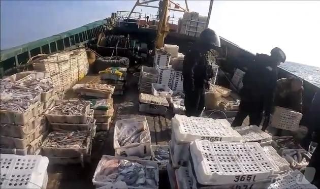 24일 오전 11시35분쯤 서귀포시 마라도 남동쪽 69㎞ 해상에서 수산물 총 2780㎏을 싹쓸이한 뒤 조업일지를 정확히 기재하지 않은 중국어선 A호가 해경에 적발됐다.(서귀포해양경찰서 제공)