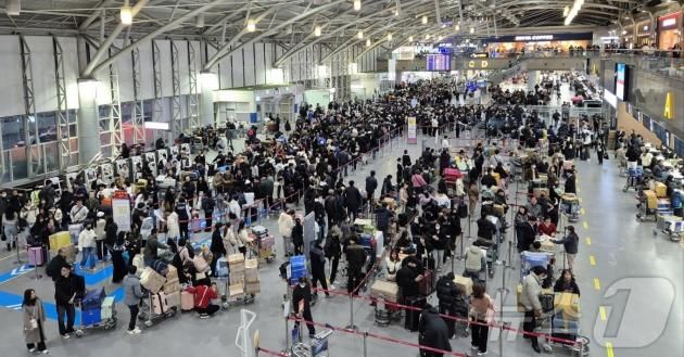 설 연휴를 맞아 여행을 떠나는 시민들로 김해공항이 붐비고 있다.(김해공항 제공)