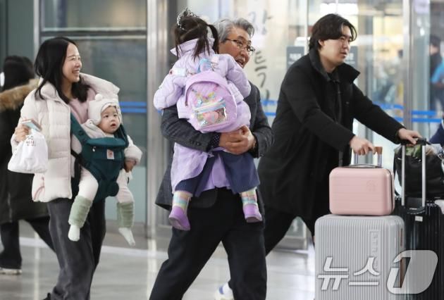 설 연휴를 하루 앞둔 24일 오후 부산 동구 부산역에서 귀성한 가족을 마중 나온 할아버지가 손녀를 안아주고 있다. 2025.1.24/뉴스1 ⓒ News1 윤일지 기자