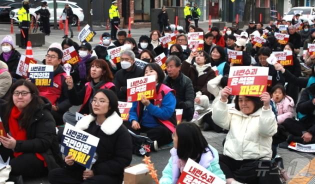 설 명절 연휴 첫날인 25일, 전북 전주시 객사 앞 ‘제7차 윤석열 퇴진 비상 촛불집회’가 개최됐다./뉴스1 신준수 기