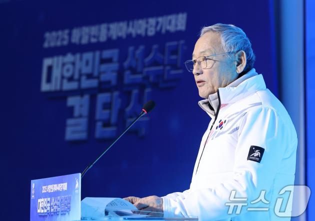 유인촌 문화체육관광부 장관이 24일 서울 송파구 올림픽파크텔 올림피아홀에서 열린 '2025 하얼빈 동계아시안게임' 대한민국 선수단 결단식에서 축사를 하고 있다. 2025.1.24/뉴스1 ⓒ News1 김성진 기자