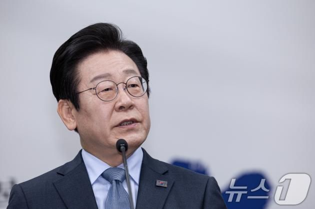 이재명 더불어민주당 대표가 23일 오전 서울 여의도 국회에서 열린 신년기자회견에서 취재진 질문에 답변하고 있다. 2025.1.23/뉴스1 ⓒ News1 이재명 기자