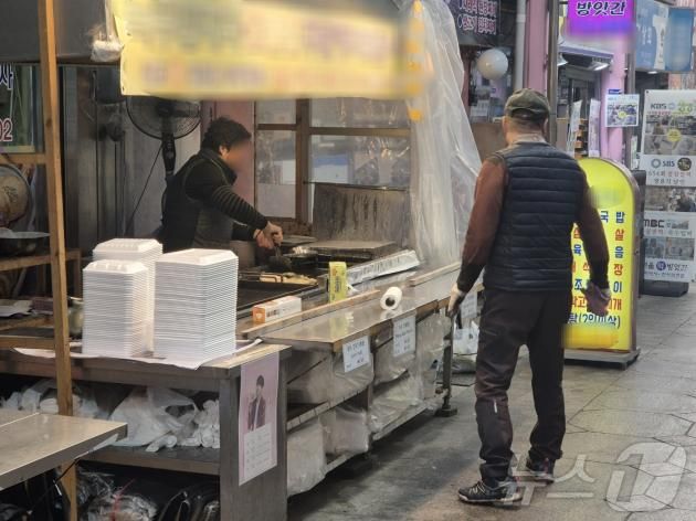 26일 오전 인천 중구 신포시장에서 영업 준비에 한창인 상인.2025.1.26/뉴스1 ⓒ News1 이시명기자