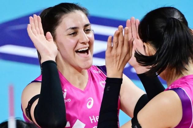 흥국생명의 아닐리스 피치(왼쪽)가 25일 열린 도드람 2024-25 V리그 여자부 현대건설과의 경기에서 블로킹에 성공한 뒤 기뻐하고 있다. (KOVO 제공)