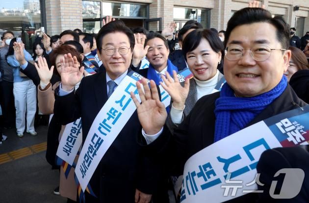 이재명 더불어민주당 대표, 박찬대 원내대표와 최고위원들이 설 연휴를 앞둔 24일 오전 서울 서초구 고속버스터미널에서 귀성객을 향해 인사하고 있다. (공동취재) 2025.1.24/뉴스1 ⓒ News1 이동해 기자