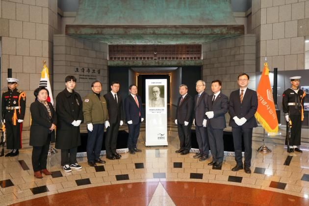 2025년 전쟁기념사업회 1월 현양행사에서 1월 호국인물 지청천 장군을 공개하는 모습. 왼쪽 첫 번째 백승주 전쟁기념사업회 회장, 오른쪽 첫번째 지청천 장군 장손 지상철 광복회기념사업회 사무총장, 두번째 외손 이준식 전 독립기념관장.(전쟁기념사업회 제공)