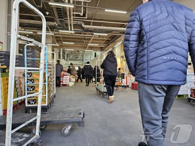 25일 오전 11시쯤 경기 수원시 권선구 권선동 농수산물도매시장 과일동이 손님으로 붐비고 있다. 2025.1.25/뉴스1 ⓒ News1 김기현 기자