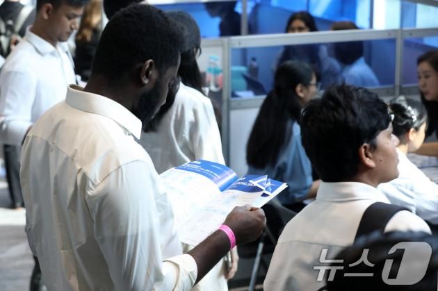 '2024 부산 외국인 유학생 취업박람회'에서 외국인 유학생이 채용정보를 살펴보고 있다. /뉴스1 ⓒ News1 윤일지 기자