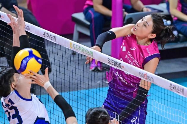 흥국생명 김연경이 25일 열린 도드람 2024-25 V리그 여자부 현대건설과의 경기에서 공격을 시도하고 있다. (KOVO 제공)