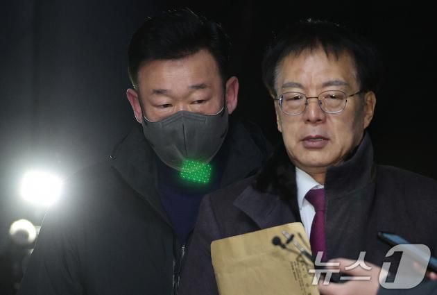 이광우 대통령경호처 경호본부장(왼쪽)이 변호인과 함께 24일 오전 서울 서대문구 경찰청 국가수사본부 특별수사단에 출석하고 있다. 2025.1.24/뉴스1 ⓒ News1 장수영 기자