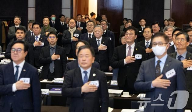 '2025 한국대학교육협의회(대교협) 정기총회'에 참석한 대학교 총장들이 국민의례하고 있다. /뉴스1 ⓒ News1 이승배 기자