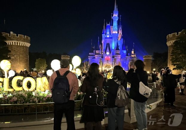 윤낙중 대표가 최근 직원들과 함께 일본으로 워크숍을 다녀왔다. 사진은 디즈니랜드로 방문 장/뉴스1