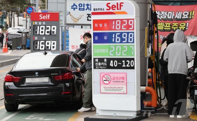 국내 주유소 휘발유·경유 평균 판매가격이 15주 연속 상승 중인 26일 서울의 한 주유소에서 운전자가 주유를 하고 있다. 2025.1.26/뉴스1 ⓒ News1 신웅수 기자