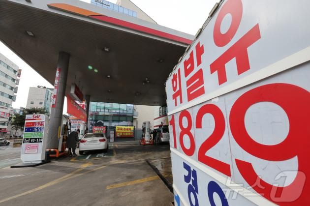 국내 주유소 휘발유·경유 평균 판매가격이 15주 연속 상승 중인 26일 서울의 한 주유소에서 운전자가 주유를 하고 있다. 2025.1.26/뉴스1 ⓒ News1 신웅수 기자