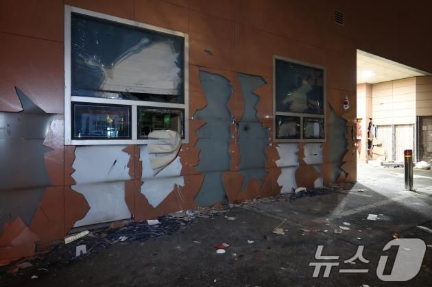 19일 새벽 서울 마포구 서울서부지방법원에 윤석열 대통령에 대한 구속영장 발부 소식에 격분한 윤 대통령 지지자들이 난입해 유리창과 법원 건물 벽면 등을 파손한 흔적이 남아 있다. 2025.1.19/뉴스1 ⓒ News1 민경석 기자