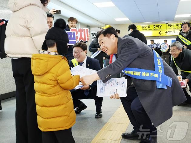 27일 김관영 전북자치도지사가 전주역에서 '2036 하계올림픽' 유치 홍보활동을 벌이고 있다.(전북자치도 제공)/뉴스1