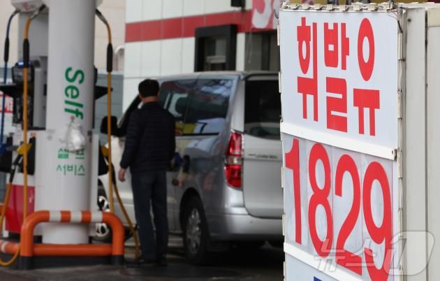 국내 주유소 휘발유·경유 평균 판매가격이 15주 연속 상승 중인 26일 서울의 한 주유소에서 운전자가 주유를 하고 있다. 2025.1.26/뉴스1 ⓒ News1 신웅수 기자