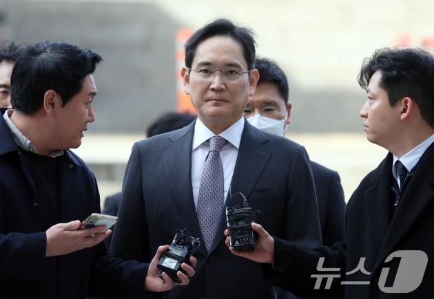 이재용 삼성전자 회장이 25일 서울 서초구 서울중앙지방법원에서 열린 '경영권 불법 승계' 의혹 자본시장과금융투자업에관한법률위반등 2심 공판에 출석하고 있다. 2024.11.25/뉴스1 ⓒ News1 김명섭 기자