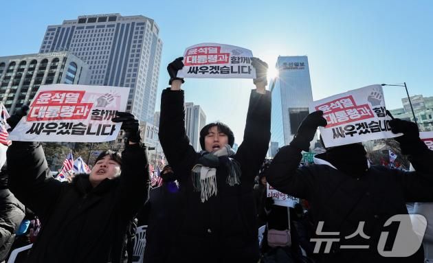 4일 오후 서울 광화문 일대에서 열린 대한민국바로세우기국민운동본부 주최 '윤석열 대통령 탄핵반대 국민대회'에서 참가자들이 구호를 외치고 있다. 2025.1.4/뉴스1 ⓒ News1 김도우 기자