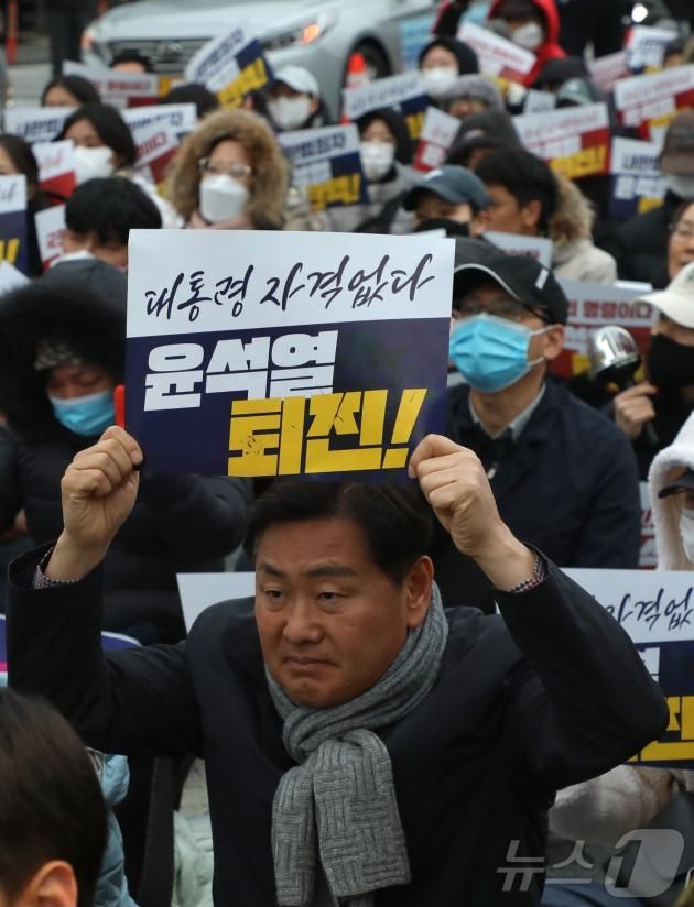 김관영 전북자치도지사가 7일 전북자치도 전주시 전주객사 앞에서 열린 '윤석열 퇴진 촉구 촛불집회' 현장을 찾아 손피켓을 들고 집회에 참여하고 있다. 2024.12.7/뉴스1 ⓒ News1 유경석 기자