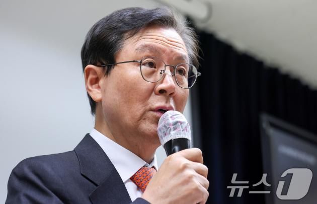 윤석열 대통령 측 윤갑근 변호사가 25일 서울 서초구 스페이스쉐어 강남역센터에서 검찰의 구속영장 연장 재신청 관련 입장 발표 기자회견을 하고 있다. 2025.1.25/뉴스1 ⓒ News1 김성진 기자