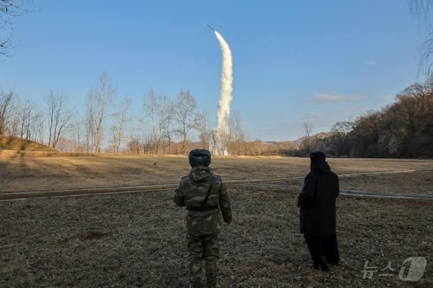 (평양 노동신문=뉴스1) = 북한 미사일총국이 전날인 25일 해상(수중) 대 지상 전략순항유도무기시험발사를 진행했다고 노동당 기관지 노동신문이 26일 보도했다. 현장에는 김정은 노동당 총비서가 참관했다. [국내에서만 사용가능. 재배포 금지. DB 금지. For Use Only in the Republic of Korea. Redistribution Prohibited] rodongphoto@news1.kr