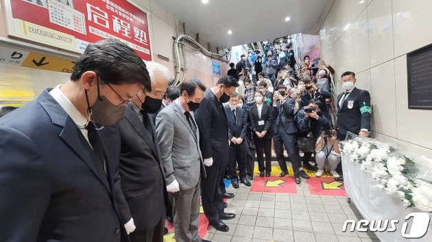 윤석열 대통령 당선인의 한일정책협의단 단장을 맡은 정진석 국회 부의장이 지난 24일 21년 전 철로에 떨어진 일본인을 구하다 숨진 고(故) 이수현 의인의 사고 현장인 일본 도쿄 신오쿠보역을 찾아 추모의 예를 올리고 있다. (정진석 국회 부의장 페이스북) 2022.4.25/뉴스1