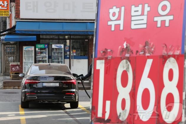 국내 주유소 휘발유·경유 평균 판매가격이 15주 연속 상승 중인 26일 서울의 한 주유소에서 운전자가 주유를 하고 있다. 2025.1.26/뉴스1 ⓒ News1 신웅수 기자