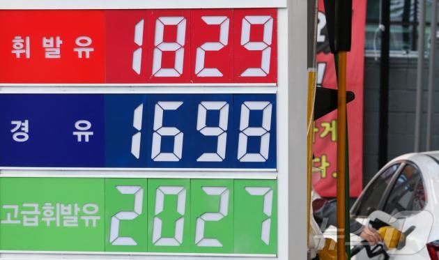 국내 주유소 휘발유·경유 평균 판매가격이 15주 연속 상승 중인 26일 서울의 한 주유소에서 운전자가 주유를 하고 있다. 2025.1.26/뉴스1 ⓒ News1 신웅수 기자