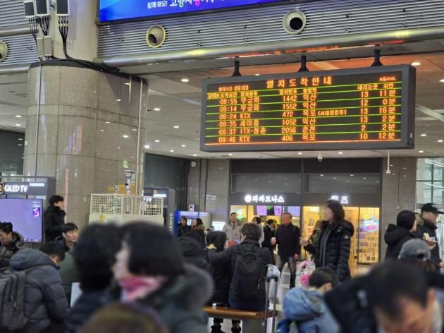 용산역 열차 도착 안내 전광판에 지연 상황이 안내되고 있다.(독자 제공)