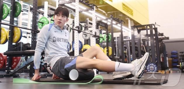 토트넘에 합류한 양민혁(18)이 현지 적응에 들어갔다. 토트넘에서 처음으로 실내 훈련을 한 모습이 공개됐다. 토트넘은 21일(한국시간) 홈페이지를 통해 