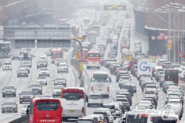 설연휴 기간 전국적인 폭설 및 한파로 인해 귀성·귀경길 고속도로 정체가 심화되고 있는 28일 서울 서초구 잠원IC를 지나는 경부고속도로 하행선 방향 차량들이 서행하고 있다. 2025.1.28/뉴스1 ⓒ News1 민경석 기자